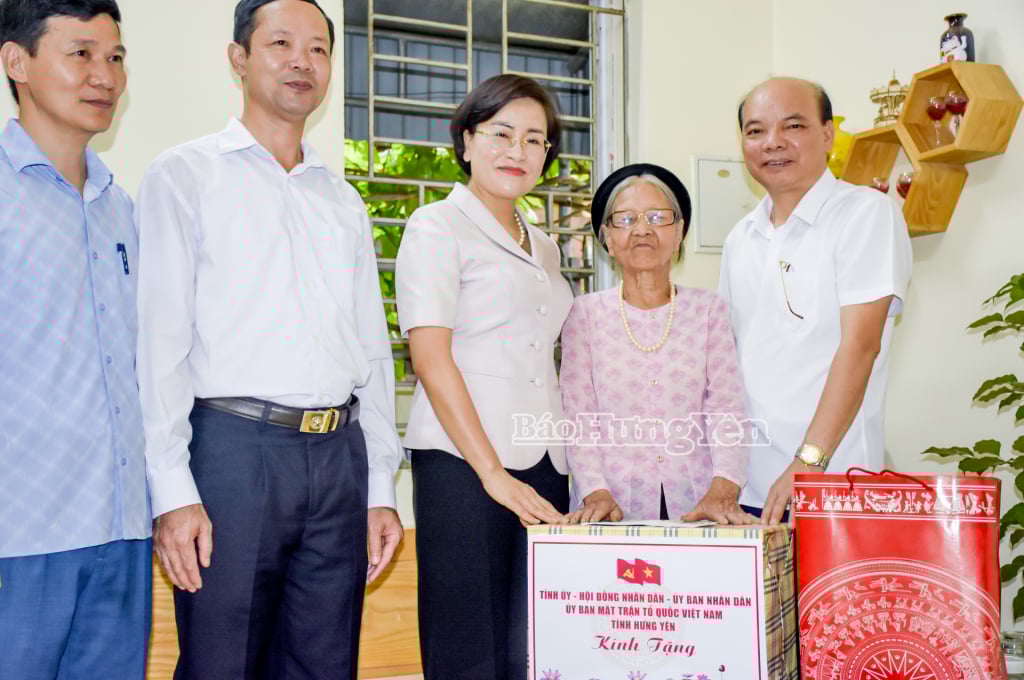 The Vice Chairman of the Provincial People's Council and the Party Secretary and Chairman of the People's Council of My Hao ward visited and presented gifts to Ms. Vu Thi Nguyet, a relative of a martyr (Nghia Tru commune).