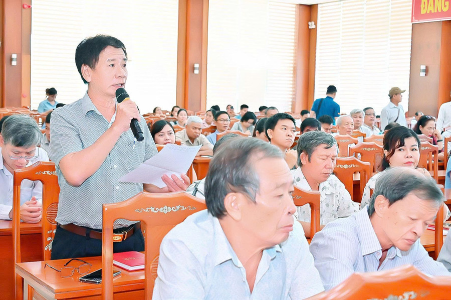 cu-tri-phat-bieu-y-kien-tai-buoi-tiep-xuc-anh-duc-thuy.jpg