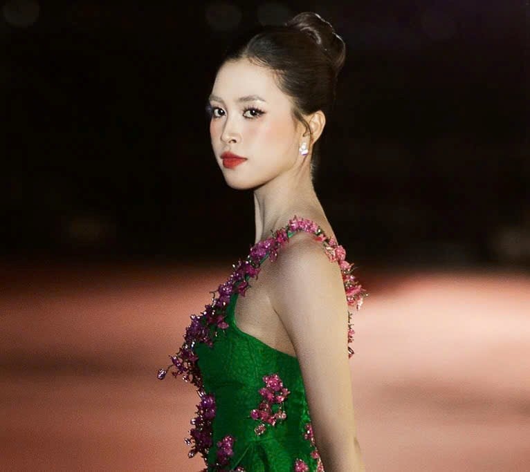 Hoa hậu Tiểu Vy làm vedette, gặp “sự cố” nhưng vẫn hoá nàng thơ bên sông Hàn