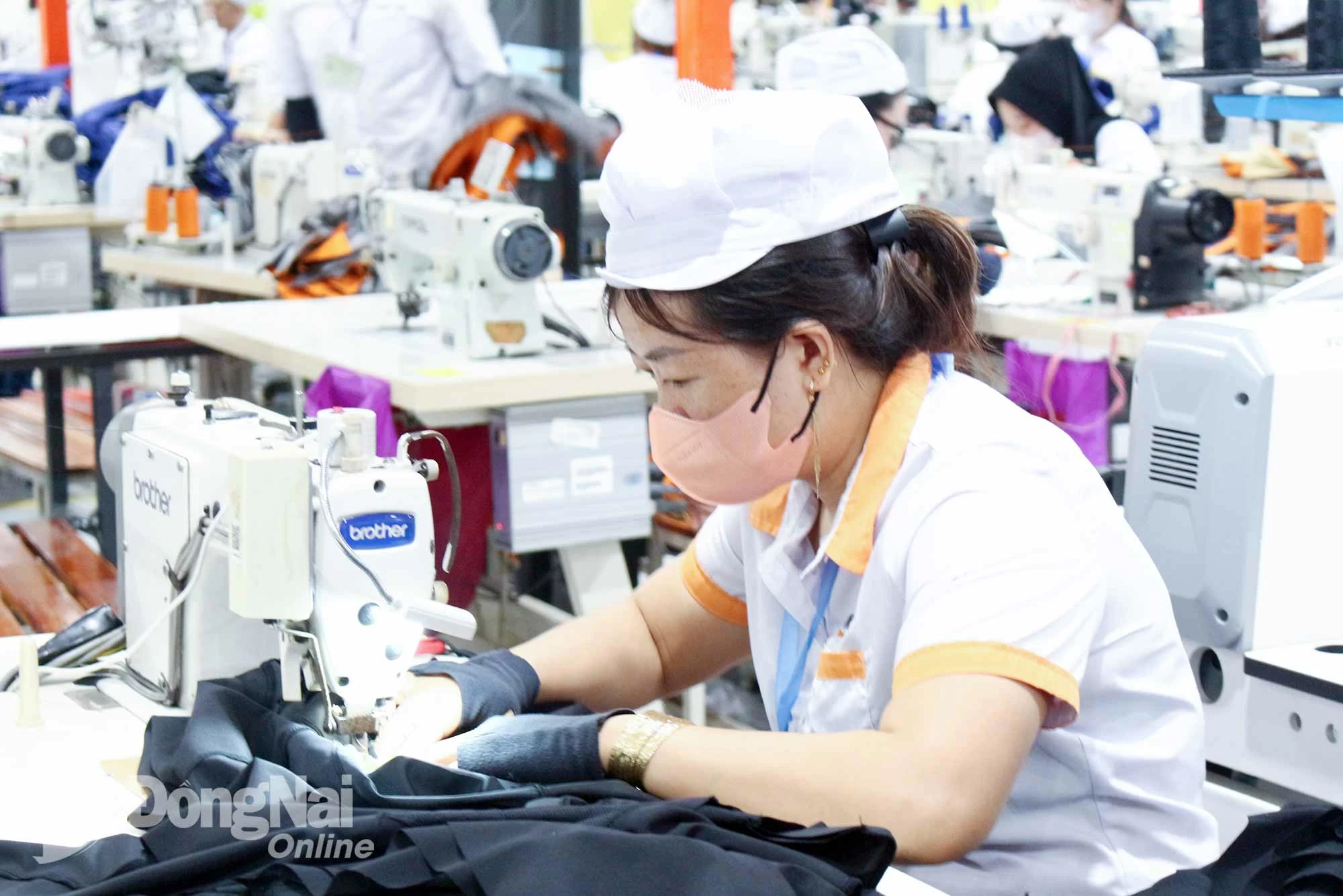 Công nhân Công ty TNHH Đầu tư quốc tế Việt Đức (xã Xuân Hòa, tỉnh Đồng Nai) thi đua sản xuất tại xưởng. Ảnh: Nguyễn Hòa