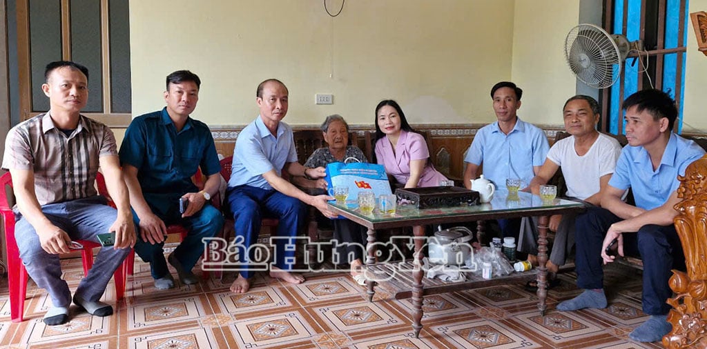 Lãnh đạo xã Long Hưng đến thăm, tặng quà Bà mẹ Việt Nam anh hùng Ngô Thị Chuyền, thôn Chiềng La.