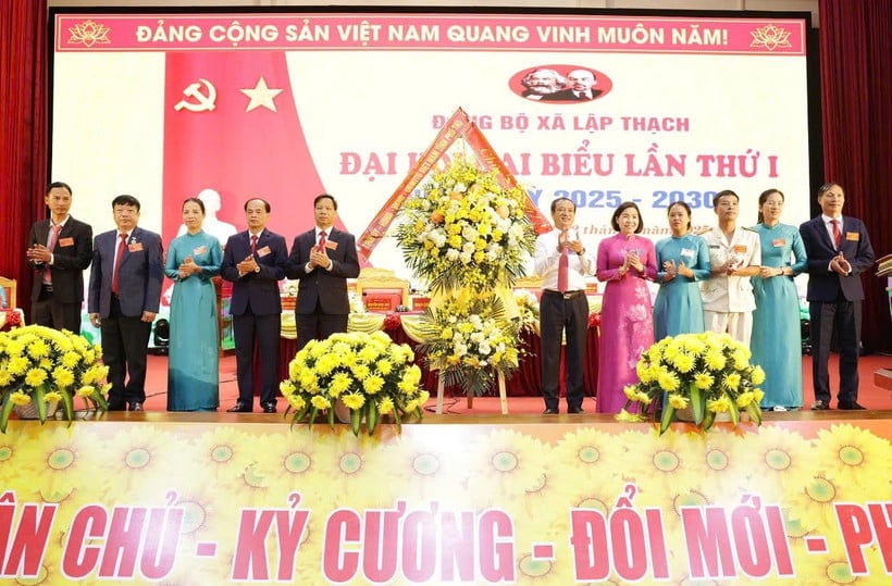 Lãnh đạo Tỉnh ủy Phú Thọ chúc mừng Đại hội Đảng bộ xã Lập Thạch.
