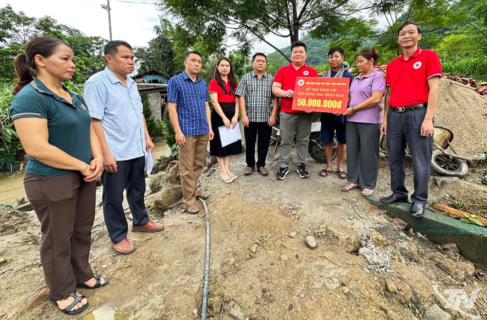 Đoàn đến trao tiền hỗ trợ làm nhà cho hộ ông Triệu Văn Quyết, thôn Tẩn Lượt, xã Đồng Phúc.