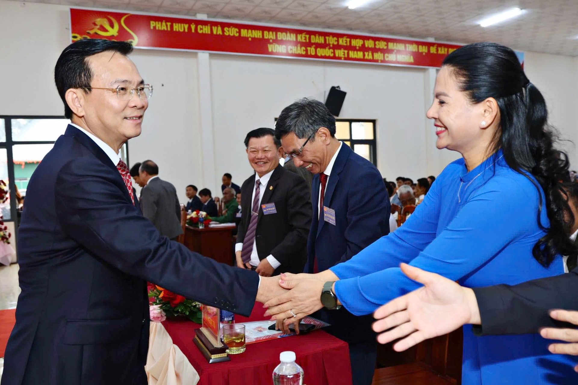 Phó Bí thư Tỉnh ủy, Chủ tịch UBND tỉnh Lâm Đồng Hồ Văn Mười hỏi thăm cán bộ lãnh đạo các xã, phường lân cận với xã Tà Đùng