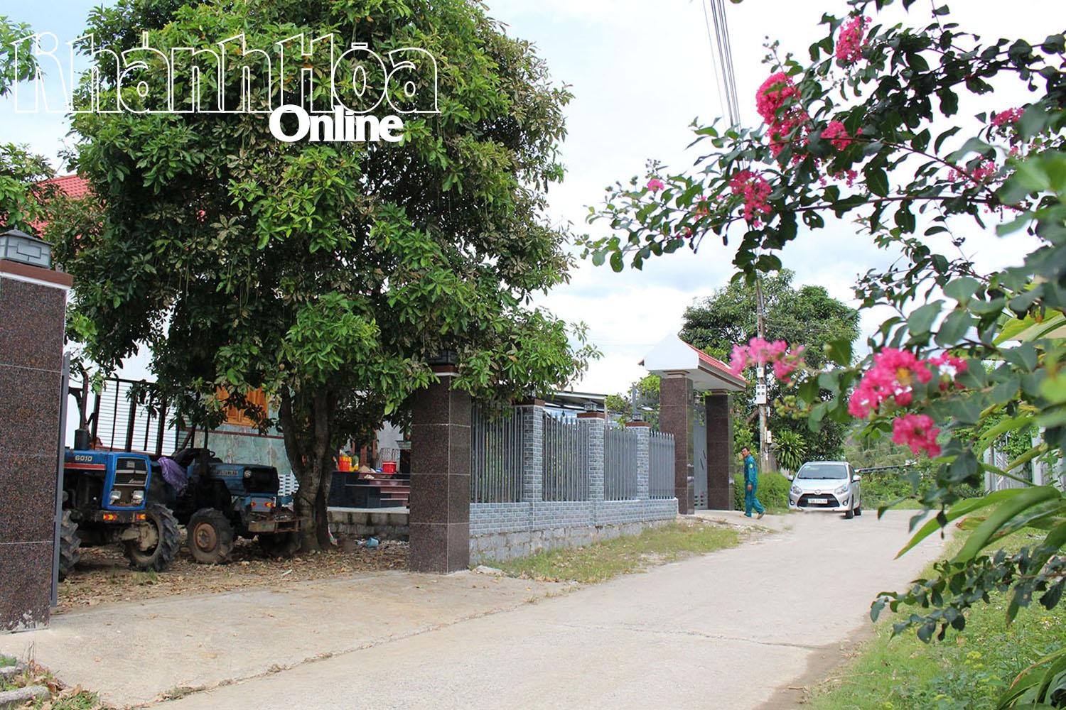 ផ្ទះថ្មី និងធំទូលាយជាច្រើនត្រូវបានសាងសង់ឡើង ដោយសារប្រាក់ចំណូលពីការដាំក្រូចថ្លុង ជ្រូកខ្មៅ និងគោចិញ្ចឹម។