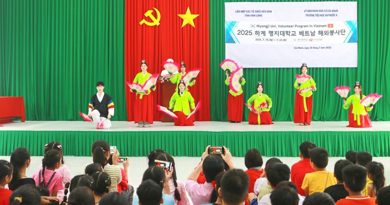 Chương trình giao lưu văn hóa mang lại niềm vui, phấn khởi cho học sinh Trường TH An Phước A và các bạn sinh viên Hàn Quốc.