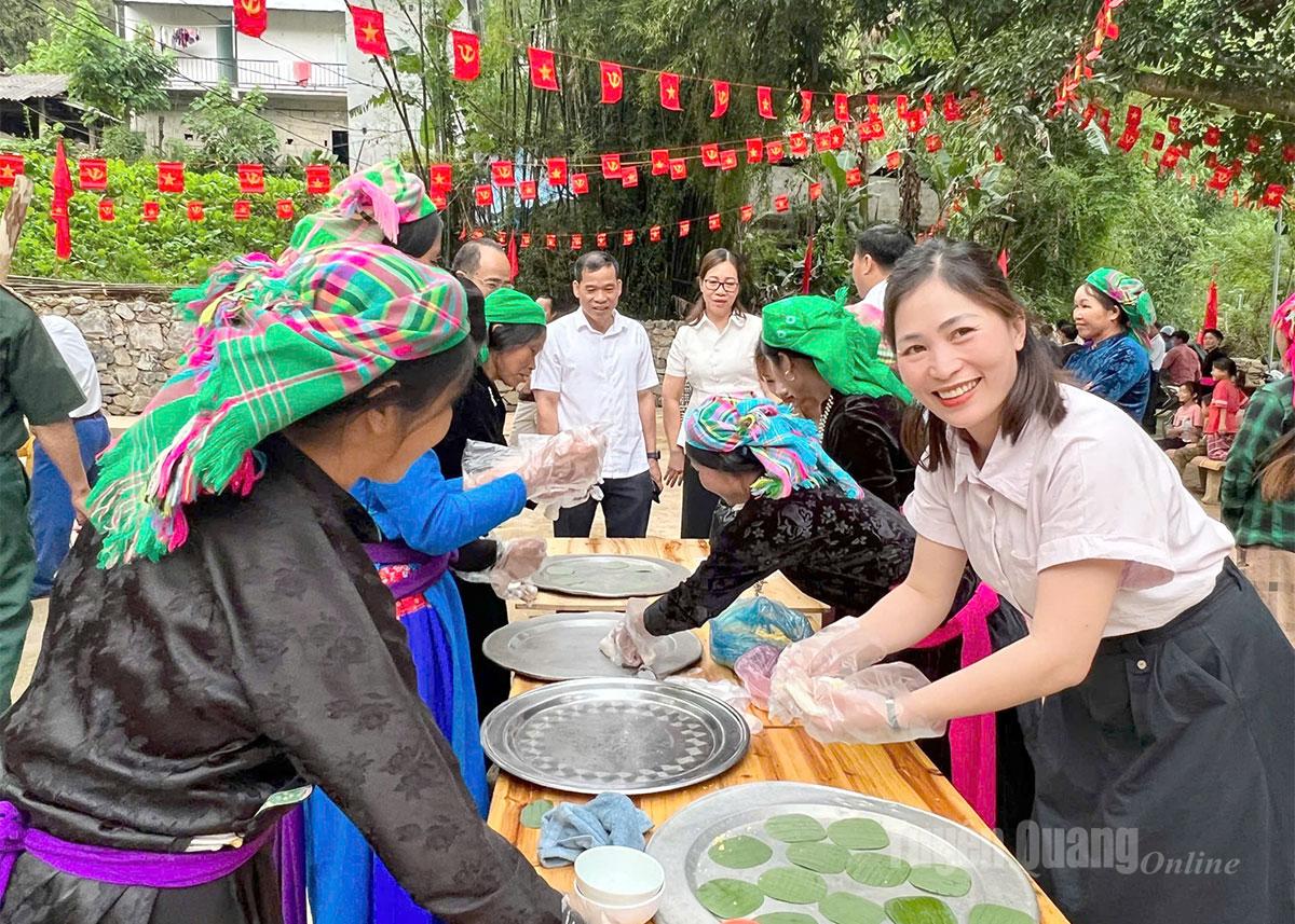 Đồng bào thôn Ma Lé (Lũng Cú) làm bánh dày mừng Lễ công nhận Làng Văn hóa du lịch tiêu biểu lần 2 năm 2025.