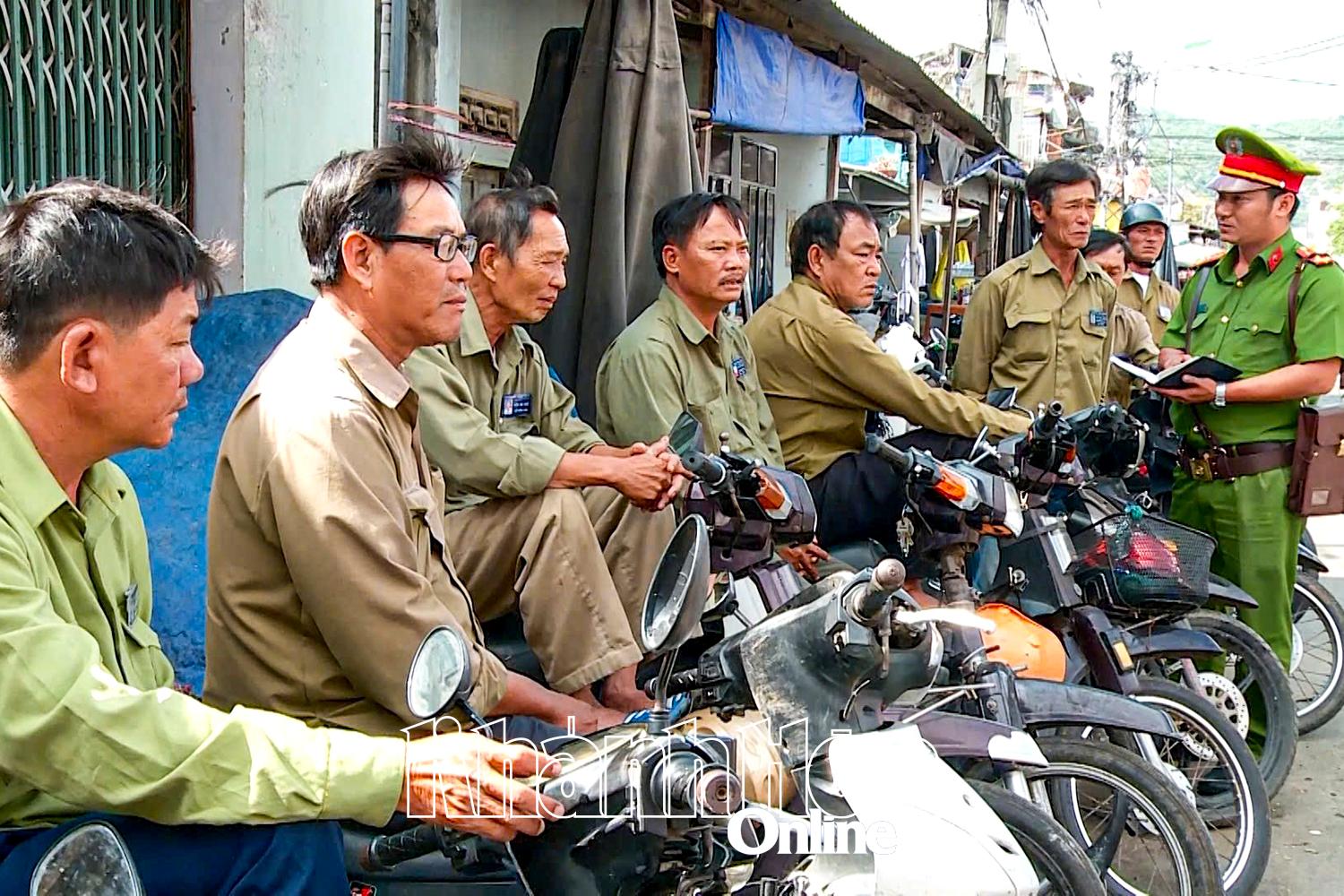 Mô hình “Đội xe thồ tự quản” khu vực Chợ Đầm phát huy hiệu quả tích cực trong công tác đảm bảo an ninh trật tự.