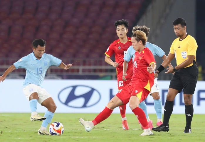 Trung vệ Lý Đức nhận "mưa" lời khen sau trận thắng U23 Campuchia- Ảnh 1.