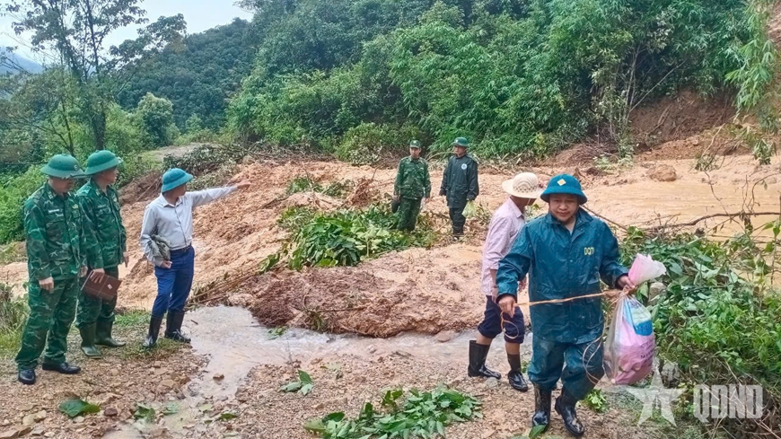 Tổ công tác cán bộ biên phòng, quân sự xã Keng Đu băng qua các điểm sạt lở xuống địa bàn. 