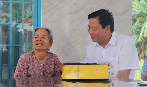 Phó Chủ tịch UBND tỉnh Phạm Tấn Hòa thăm, tặng quà gia đình chính sách tại xã An Ninh