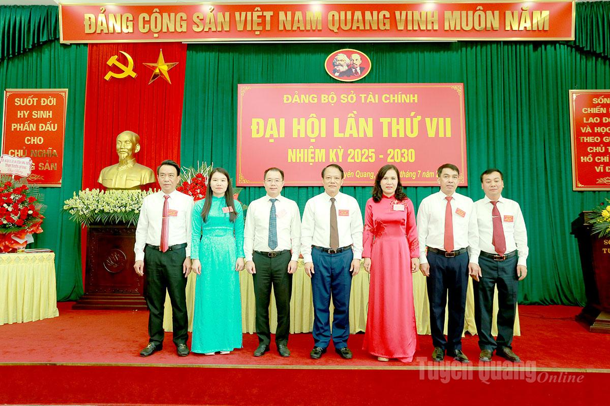 Đoàn Đại biểu đi dự Đại hội cấp trên ra mắt Đại hội.