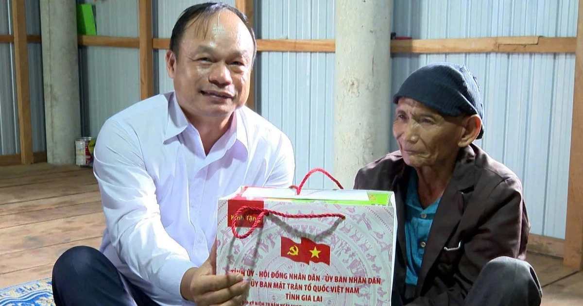 Vice Chairman of Gia Lai Provincial People's Committee Duong Mah Tiep visited and presented gifts on the occasion of July 27 in Canh Vinh and Canh Lien communes.