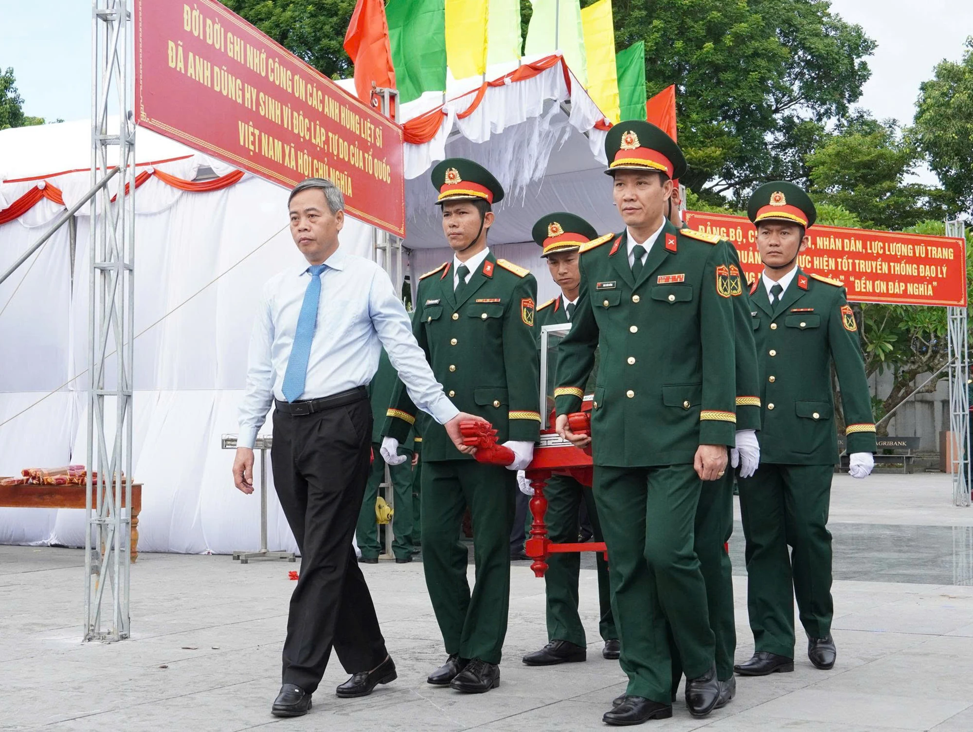 Lễ truy điệu, an táng 12 hài cốt liệt sĩ tại Nghĩa trang liệt sĩ quốc gia Đường 9