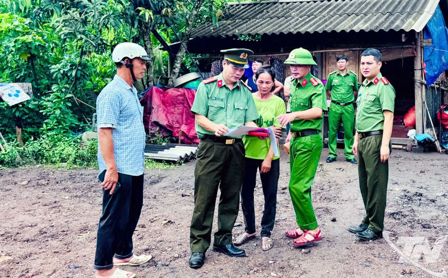 Bà Hà Thị Nhiệm cùng cán bộ Công an xã Thanh Thịnh thống nhất phương án chuẩn bị dựng nhà.