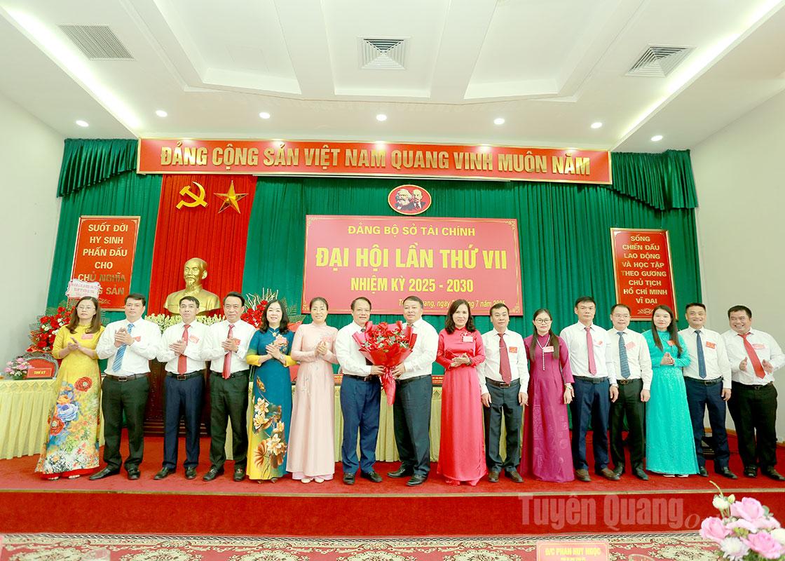 Đồng chí Phan Huy Ngọc, Phó Bí thư Tỉnh ủy, Chủ tịch UBND tỉnh tặng hoa chúc mừng BCH Đảng bộ Sở Tài chính.
