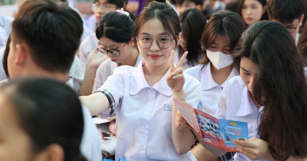 Majors with the highest floor scores at the University of Social Sciences and Humanities 2025