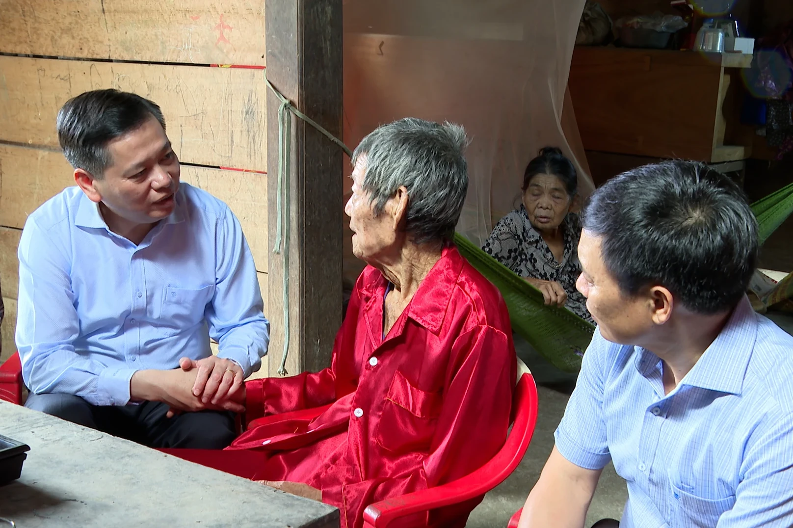 Phó Bí thư Thường trực Tỉnh ủy thăm và tặng quà gia đình chính sách