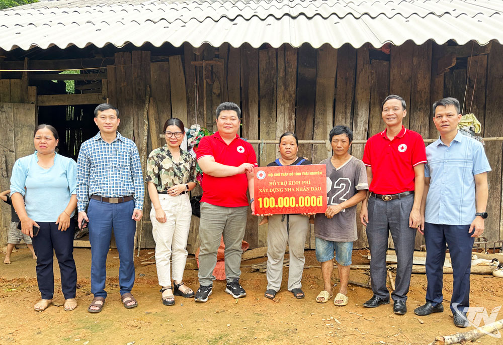 Đoàn công tác trao tặng số tiền 100 triệu đồng cho gia đình ông Dương Văn Kinh, thôn Mỹ Vy, xã Thượng Minh.
