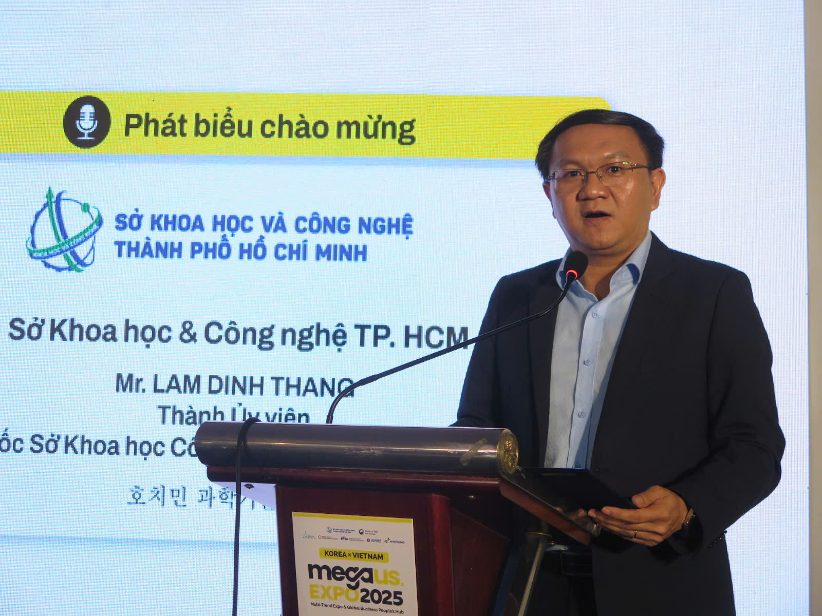 Chủ tịch HUBA Nguyễn Ngọc Hòa báo cáo tại Hội nghị
