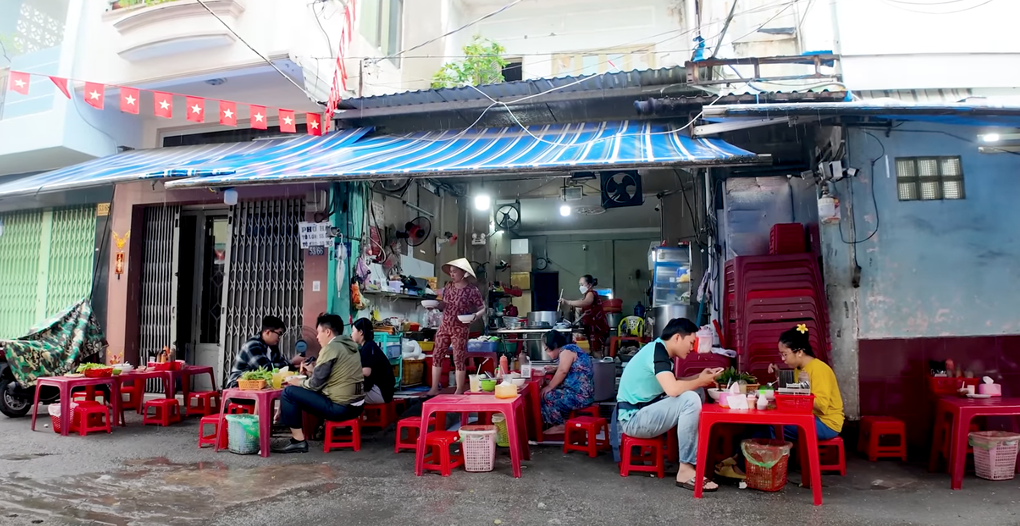 Ăn phở vỉa hè và phở 2,5 triệu đồng tại TPHCM, khách Tây nói gì? - 2