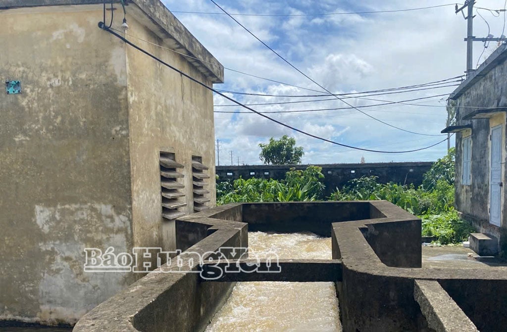 Xí nghiệp Khai thác công trình thủy lợi Kiến Xương vận hành trạm bơm tiêu úng tại xã Vũ Quý.