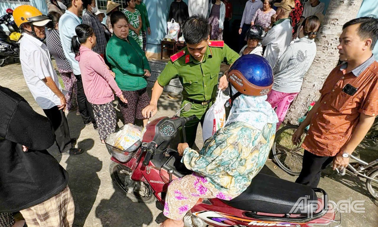 Sinh viên tình nguyện của Trường Đại học CSND TP. Hồ Chí Minh trao quà cho các hộ nghèo.