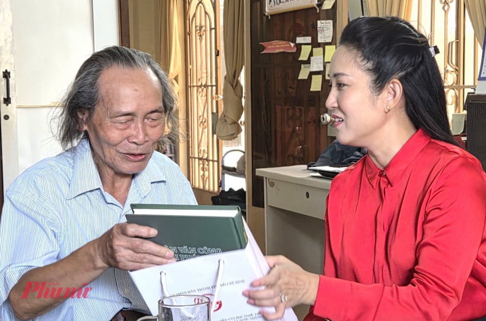 NSND Thanh Thúy tặng NSND Xuân Hanh 