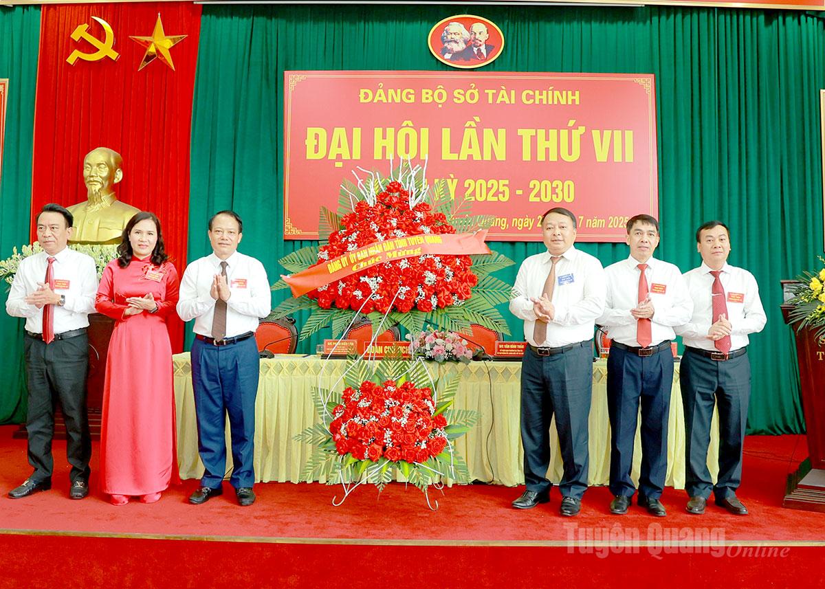 Đồng chí Phan Huy Ngọc, Phó Bí thư Tỉnh ủy, Chủ tịch UBND tỉnh tặng hoa chúc mừng Đại hội.
