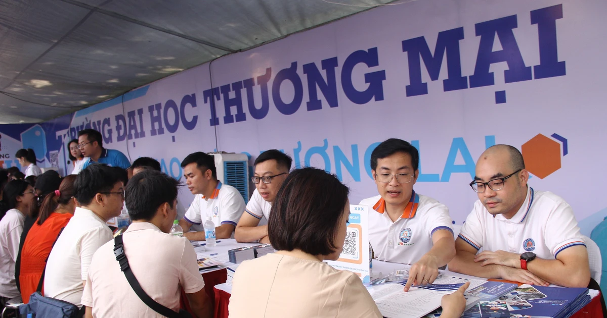 Nhiều trường đại học công bố điểm sàn và quy đổi tương đương điểm chuẩn