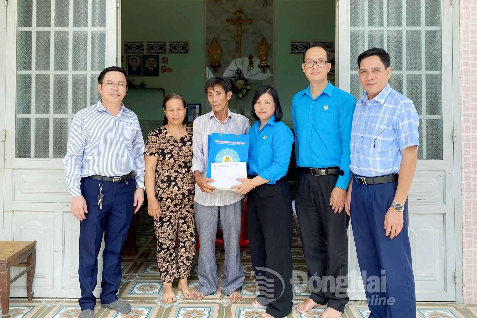 Phó trưởng Ban Quan hệ lao động Tổng Liên đoàn Lao động Việt Nam Hồ Thị Kim Ngân cùng cán bộ Công đoàn thăm gia đình nạn nhân N.H.Q.L, ngụ xã Thường Tân, Thành phố Hồ Chí Minh. Ảnh: Lan Mai