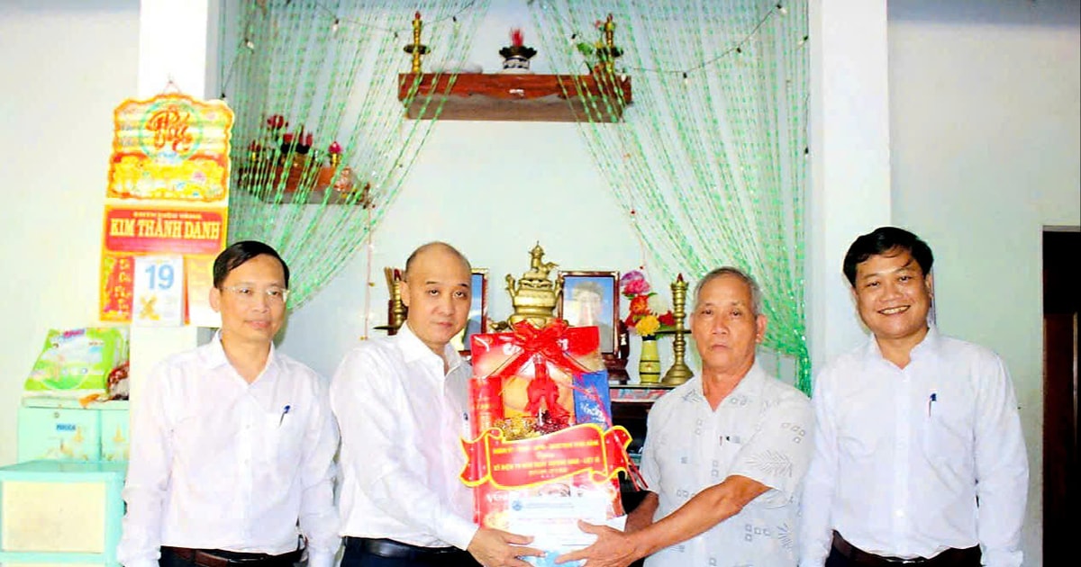 Phó Chủ tịch UBND thành phố Lê Quang Nam thăm, tặng quà gia đình chính sách xã Duy Xuyên