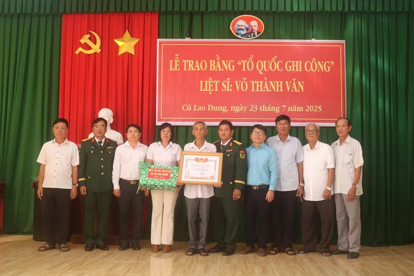 ប្រគល់វិញ្ញាបនបត្រ “កតញ្ញុតាធម៌មាតុភូមិ” ដល់ទុក្ករបុគ្គល Vo Thanh Van