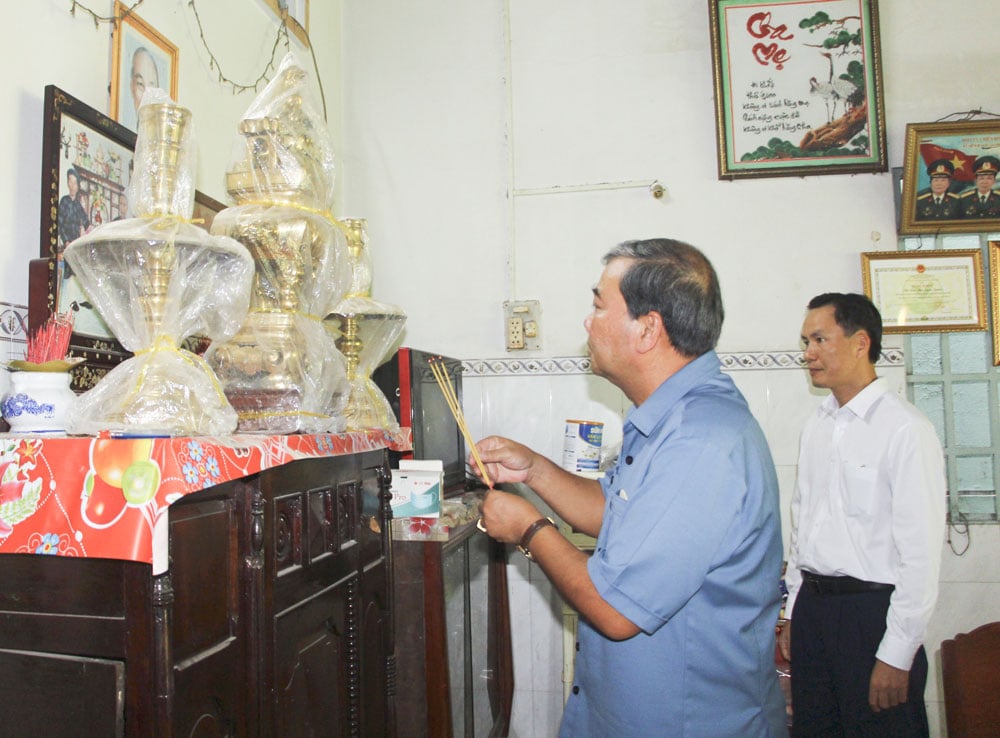 La délégation a rendu visite à Mme Nguyen Thi Dam, une militante de la résistance infectée par des produits chimiques toxiques et martyre vénérée Nguyen Van Tam, et lui a offert des cadeaux.
