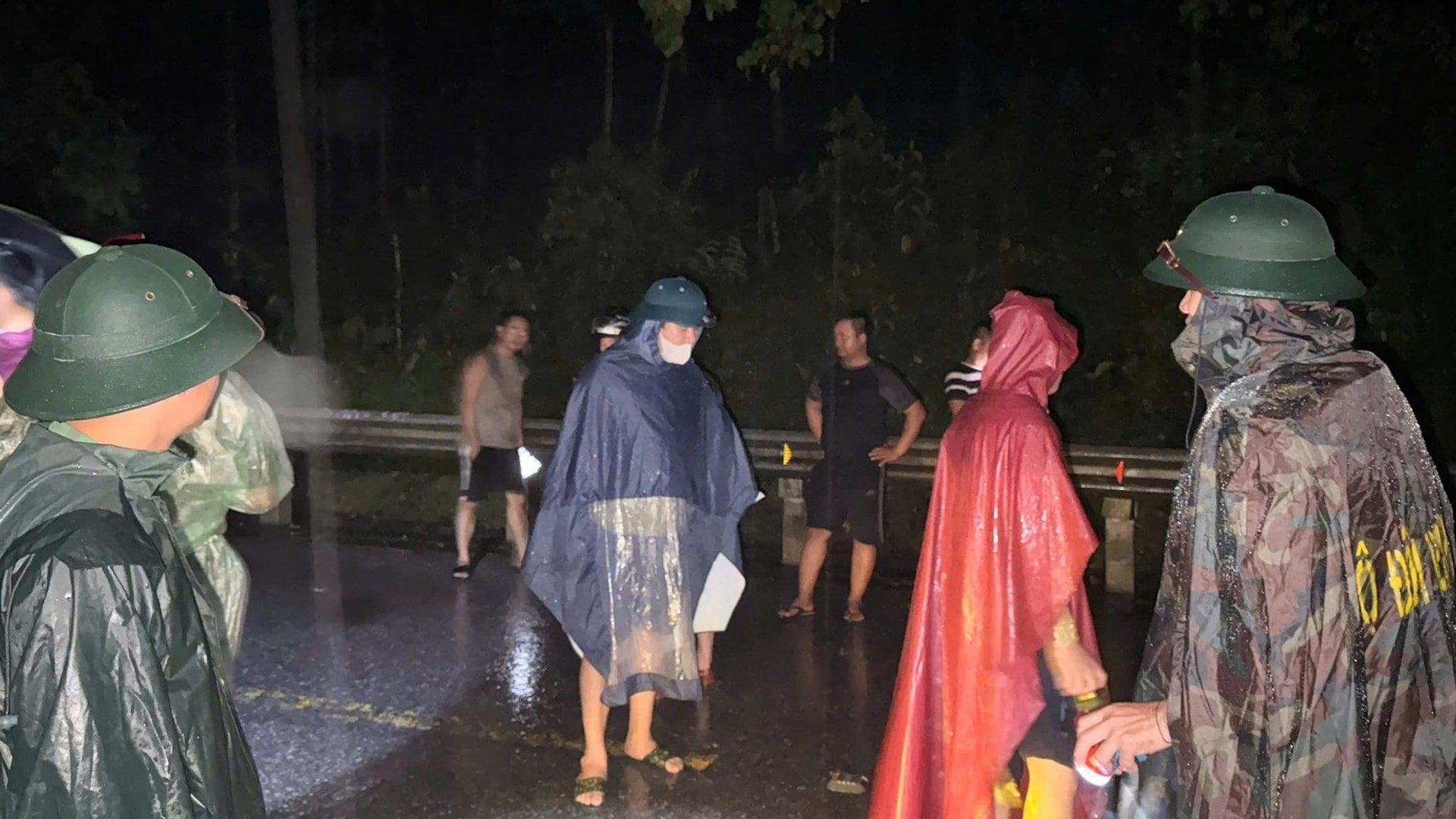 ទឹក​ហក់​ឡើង​យ៉ាង​លឿន ប្រជាជន​នៅ​តំបន់​ភ្នំ Nghe An ប្រញាប់​ប្រញាល់​គេច​ពី​ទឹកជំនន់​ទាំង​យប់ - ៩