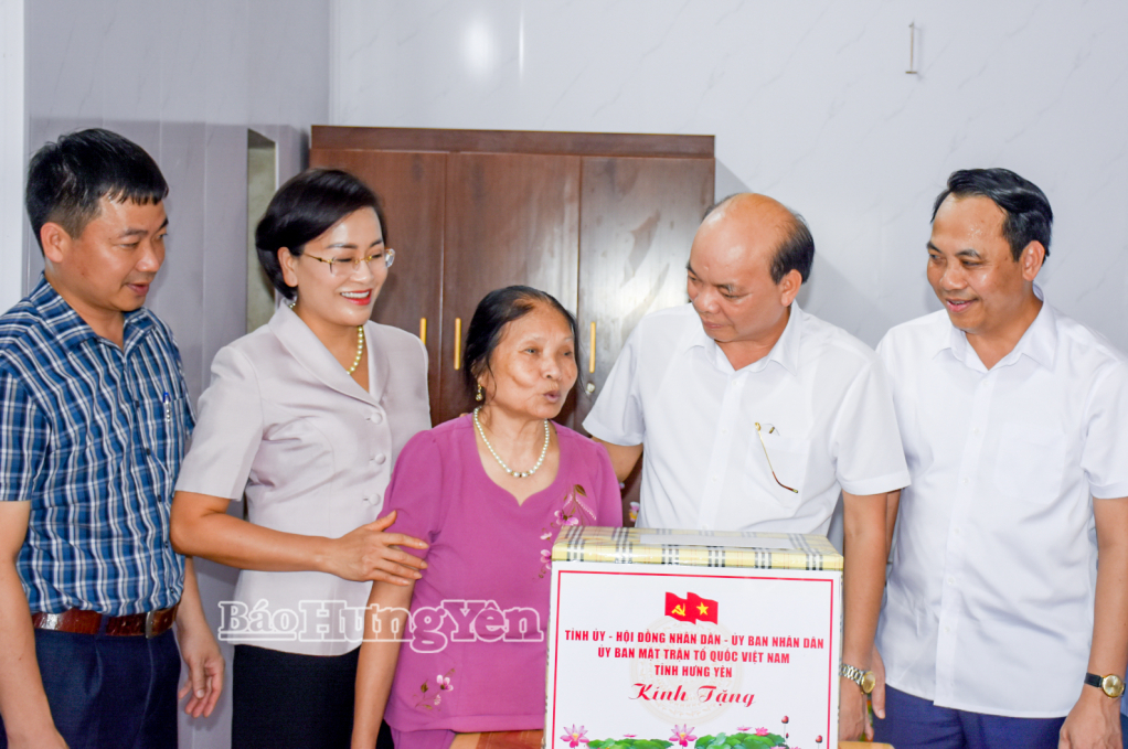 The Vice Chairman of the Provincial People's Council and the Party Secretary and Chairman of the People's Council of My Hao ward visited and presented gifts to victims of Agent Orange (Lac Dao commune).