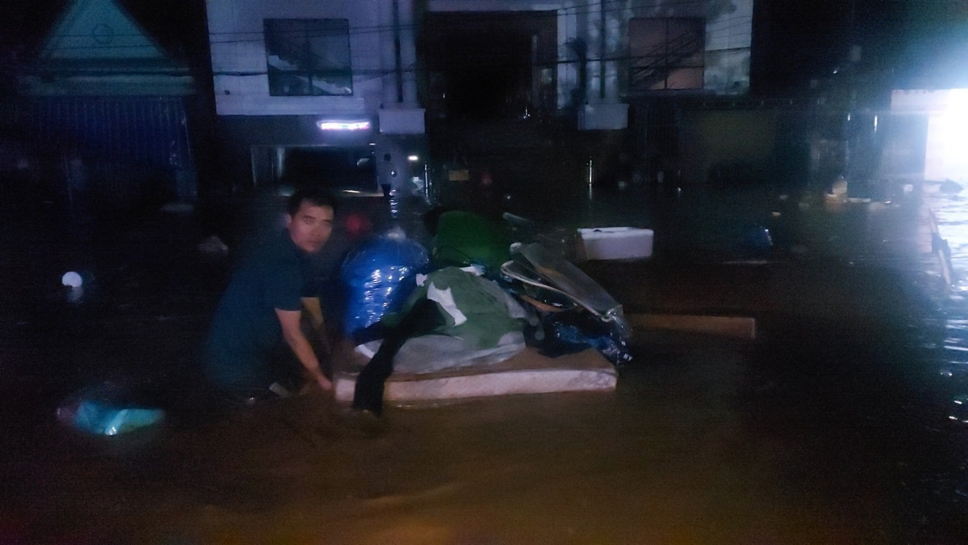 ទឹក​ហក់​ឡើង​យ៉ាង​លឿន ប្រជាជន​នៅ​តំបន់​ភ្នំ Nghe An ប្រញាប់​ប្រញាល់​គេច​ពី​ទឹកជំនន់​ទាំង​យប់ - ៥
