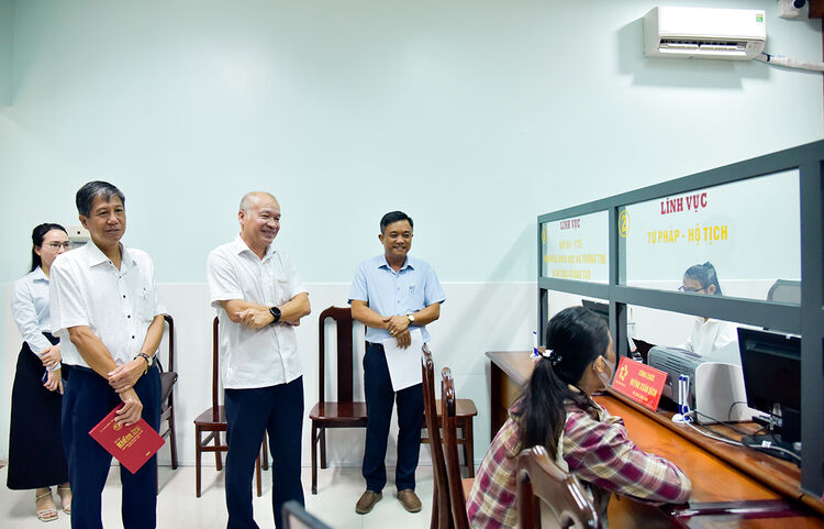 Ständiger stellvertretender Sekretär des Parteikomitees der Parteiagenturen der Provinz An Giang, tätig in der Gemeinde Chau Thanh