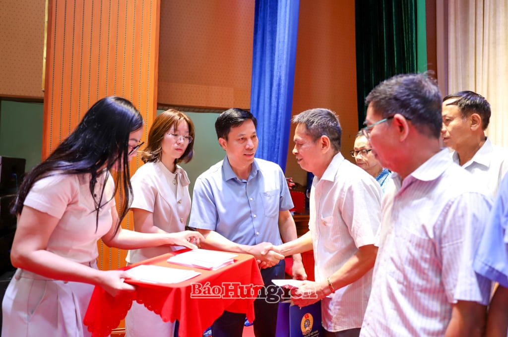 Đồng chí Lại Văn Hoàn, Phó Chủ tịch UBND tỉnh ân cần hỏi thăm sức khỏe và gửi quà tri ân thương binh, bệnh binh, người có công với cách mạng. 