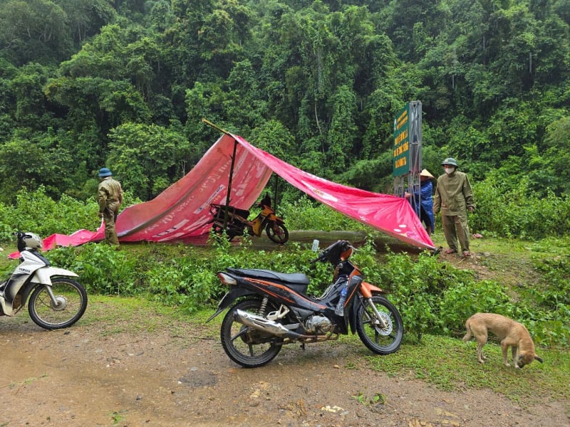 Lũ lớn tràn về trong đêm, nhiều người dân chạy lũ không kịp cứu tài sản -0
