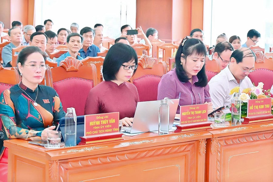 cac-dai-bieu-lanh-dao-tinh-du-buoi-tiep-xuc-cu-tri-anh-duc-thuy.jpg