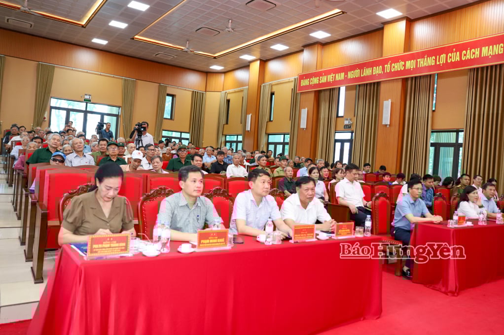 Các đại biểu dự buổi lễ.
