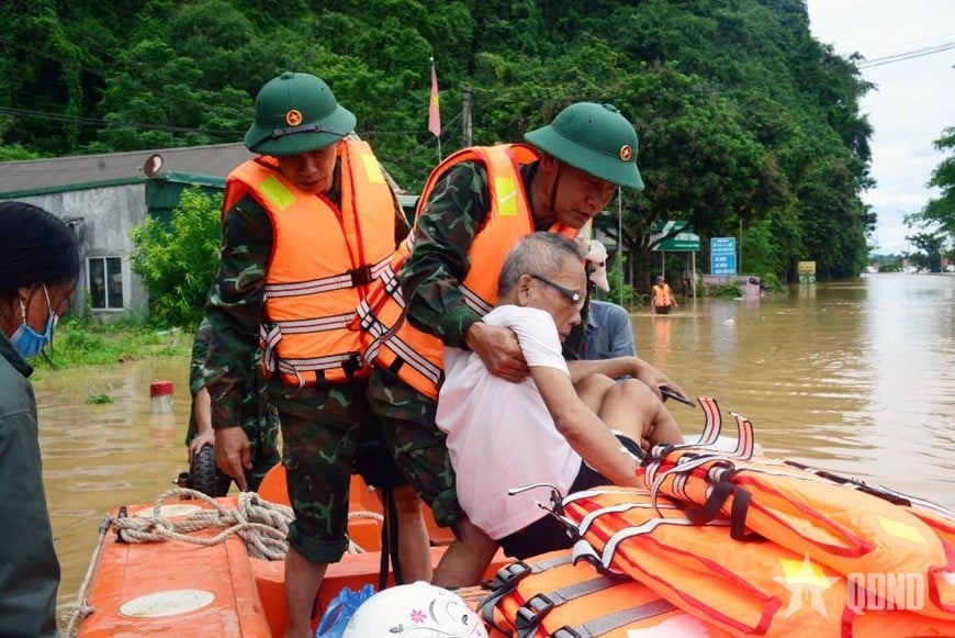 Ban chỉ huy PTKV 5-Anh Sơn (Bộ CHQS tỉnh Nghệ An) huy động phương tiện chuyên chở người dân trong các trường hợp khẩn cấp qua khu vực ngập lụt. 