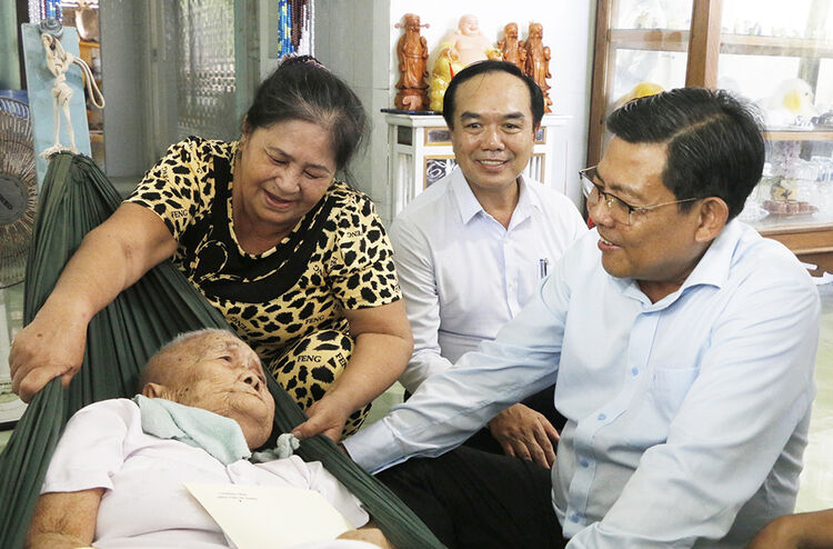 អនុប្រធានគណៈកម្មាធិការប្រជាជនខេត្ត An Giang លោក Ngo Cong Thuc បានទៅសួរសុខទុក្ខ និងជូនអំណោយដល់គ្រួសារគោលនយោបាយ