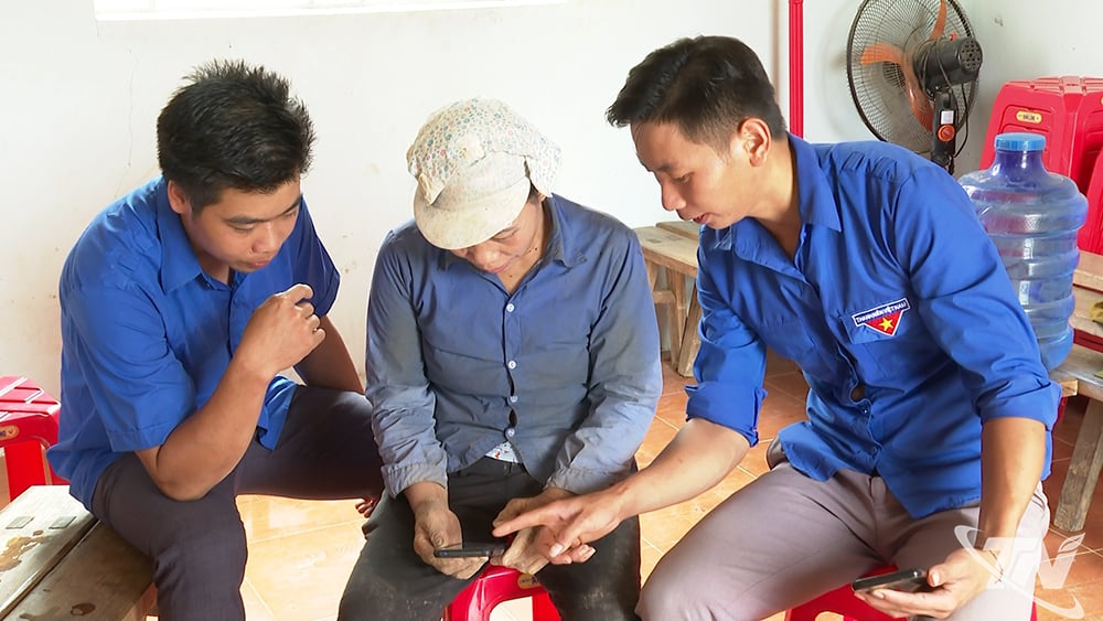 Los jóvenes de la comuna de Cuong Loi guían a las personas a utilizar la aplicación VNeID.