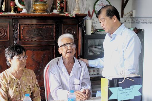 Trưởng ban Tổ chức Tỉnh ủy thăm, tặng quà cho gia đình chính sách tại xã Thạnh Lợi