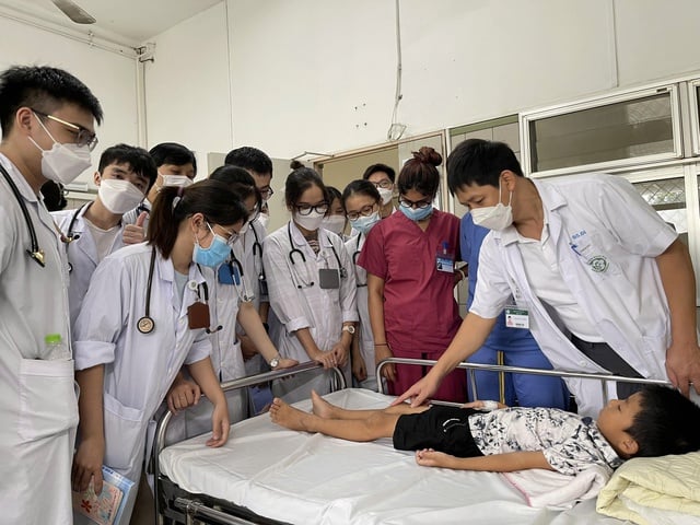Điểm sàn Trường ĐH Y dược VNU cao hơn Bộ GD - ĐT năm 2023 - Ảnh 1.