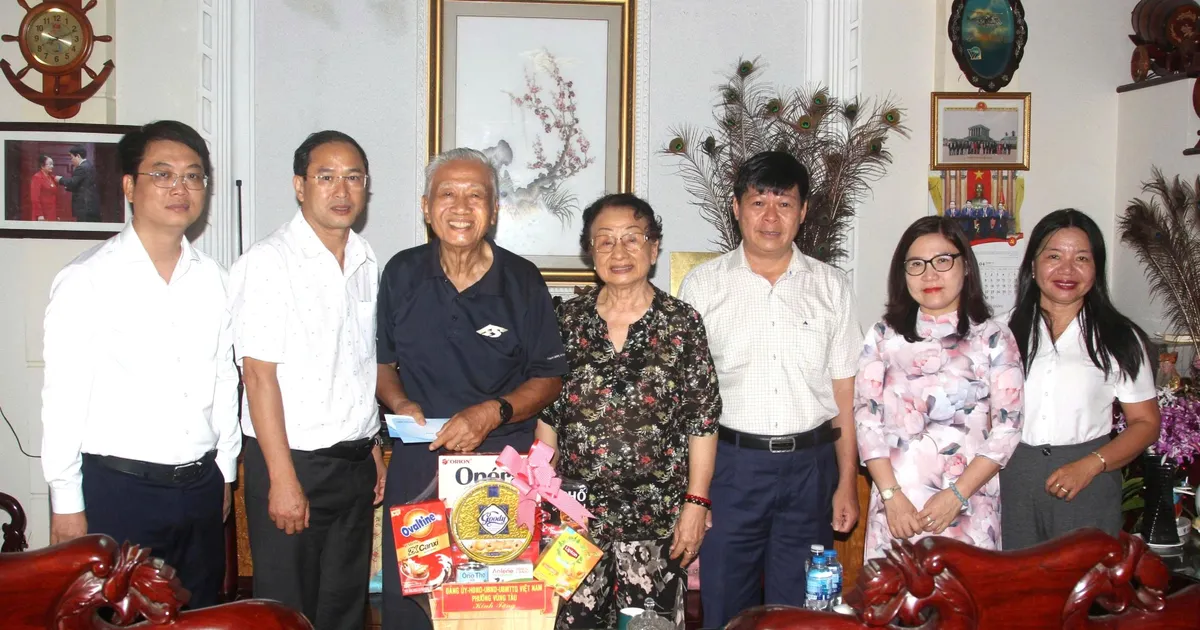 Thăm, tặng quà người có công, thương binh