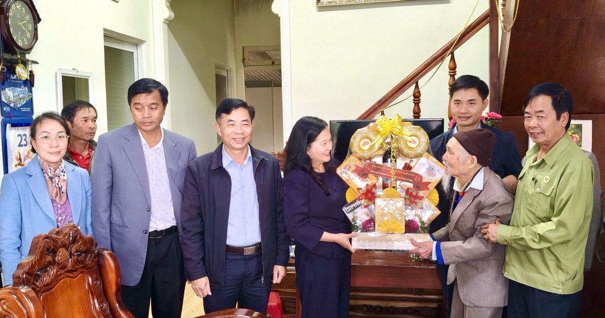 ថ្នាក់ដឹកនាំសង្កាត់ Lang Biang - Da Lat បានទៅសួរសុខទុក្ខ និងជូនអំណោយដល់គ្រួសារគោលនយោបាយ