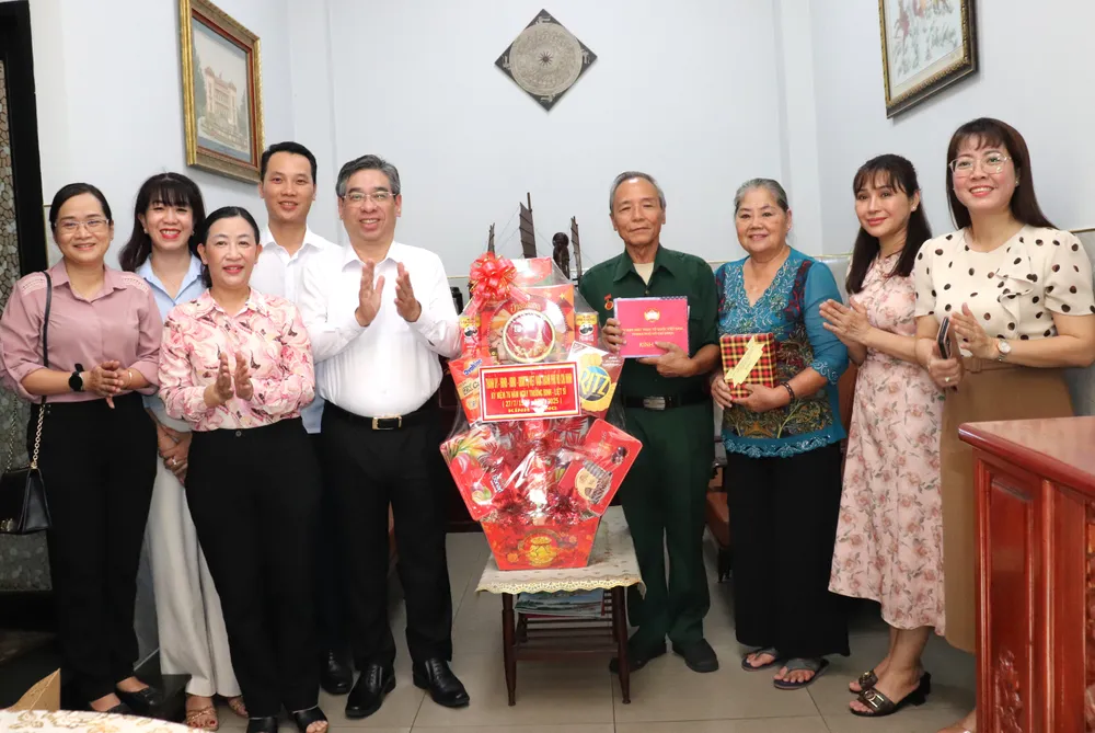 Der stellvertretende Sekretär des Stadtparteikomitees und Vorsitzende des Komitees der Vietnamesischen Vaterländischen Front von Ho-Chi-Minh-Stadt, Nguyen Phuoc Loc, besuchte den Kriegsinvaliden Nguyen Van Soan und überreichte ihm Geschenke.